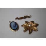 A 9CT GOLD FLOWER BROOCH SET WITH CULTURED PEARL TO CENTRE, marked 375 to reverse, approximately 4.2