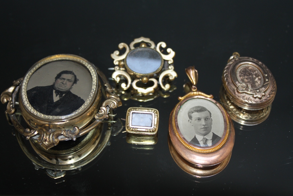 A COLLECTION OF MOURNING BROOCHES ETC, to include a swivel two sided picture brooch pendant, largest