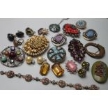 A COLLECTION OF VINTAGE AND COSTUME JEWELLERY, comprising a selection of brooches, including