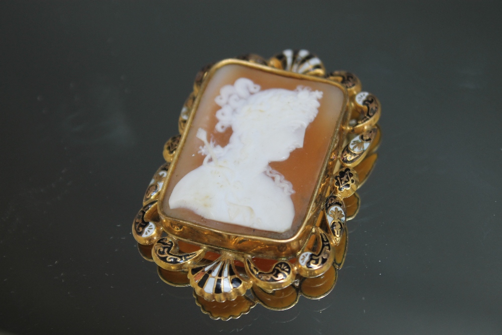 AN UNUSUAL SQUARE CAMEO BROOCH ON ENAMEL MOUNT, H 6 cm