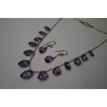 AN EDWARDIAN SEED PEARL AND AMETHYST NECKLACE AND EARRING SET, the single strand of seed pearls with