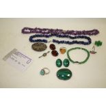A COLLECTION OF AGATE JEWELLERY ITEMS TO INCLUDE SILVER EXAMPLES, comprising a Lapis Lazuli