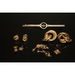 A BAG OF GOLD AND YELLOW METAL TO INCLUDE A BAR BROOCH A/F