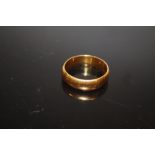 A HALLMARKED 22CT GOLD WEDDING BAND