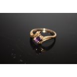 A HALLMARKED 9 CARAT GOLD SPLIT BAND EMERALD CUT AMETHYST DRESS RING