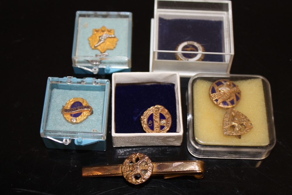 A SMALL COLLECTION OF GOODYEAR PIN BADGES TO INCLUDE A 9 CARAT GOLD EXAMPLE
