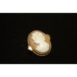 A HALLMARKED 9 CARAT GOLD CAMEO BROOCH