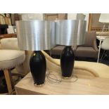 A PAIR OF MODERN TABLE LAMPS AND SHADES H -66 CM (INCLUDING SHADE)