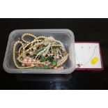 A SMALL TUB OF COSTUME JEWELLERY TO INCLUDE SILVER EXAMPLES