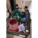 A BOX OF ASSORTED GLASSWARE TO INCLUDE MURANO STYLE GLASS CLOWNS, VASES ETC