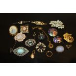 A COLLECTION OF BROOCHES TO INCLUDE SILVER EXAMPLES, PENDANT AND CHAIN ETC