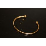 A 9 CARAT GOLD BANGLE