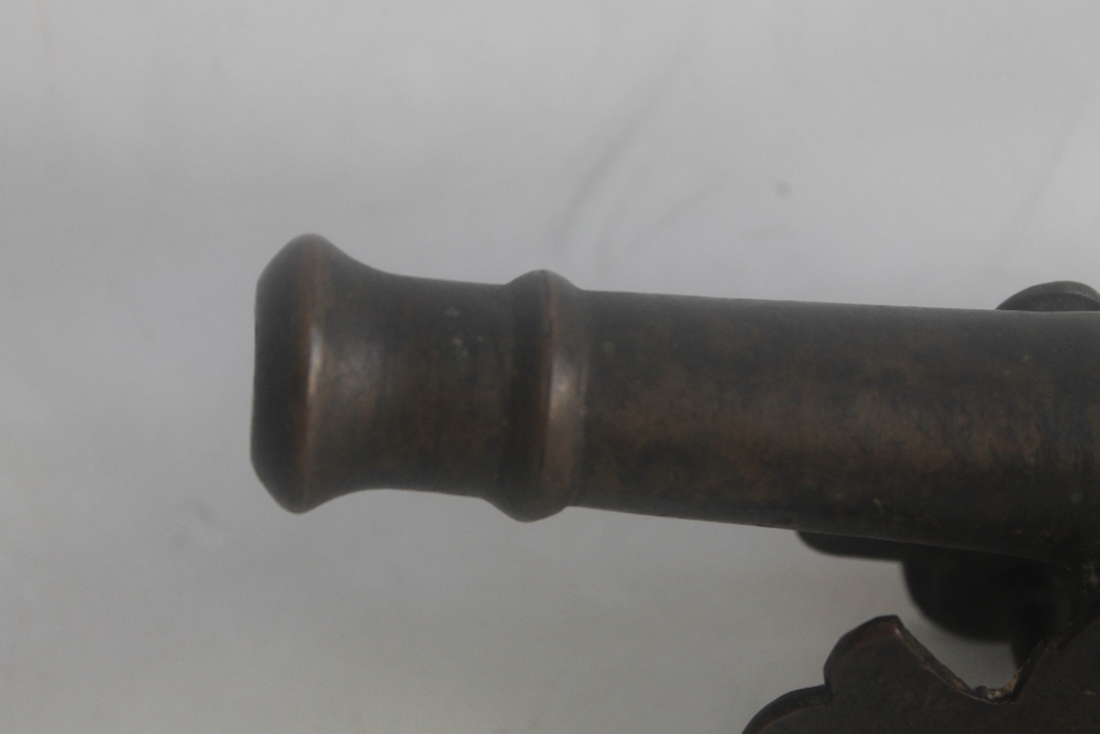 A BRONZE SIGNAL CANNON OF EARLY 18TH CENTURY TYPE, mounted on sheet brass carriage overall length of - Image 2 of 4