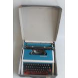 AN UNDERWOOD 315 PORTABLE TYPEWRITER IN CARRY CASE