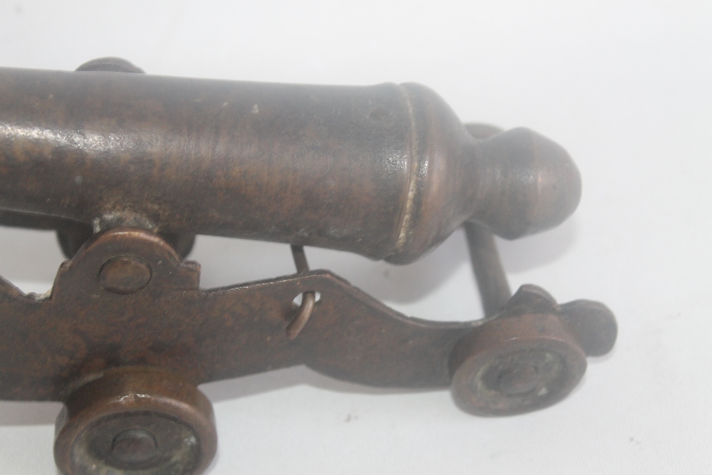 A BRONZE SIGNAL CANNON OF EARLY 18TH CENTURY TYPE, mounted on sheet brass carriage overall length of - Image 3 of 4