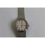 A GENTLEMAN'S WALTHAM LINCOLN STAINLESS STEEL WRIST WATCH, white dial with black Roman numerals on