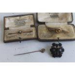 A SMALL COLLECTION OF 9 CT GOLD AND YELLOW METAL JEWELLERY consisting of three brooches and a