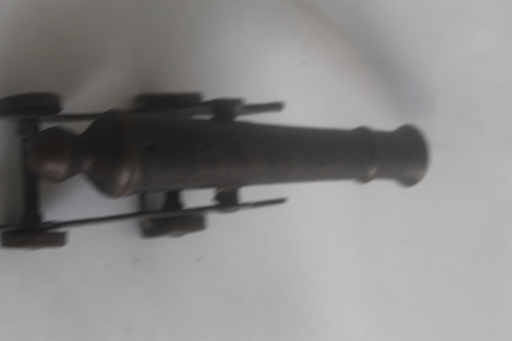 A BRONZE SIGNAL CANNON OF EARLY 18TH CENTURY TYPE, mounted on sheet brass carriage overall length of - Image 4 of 4