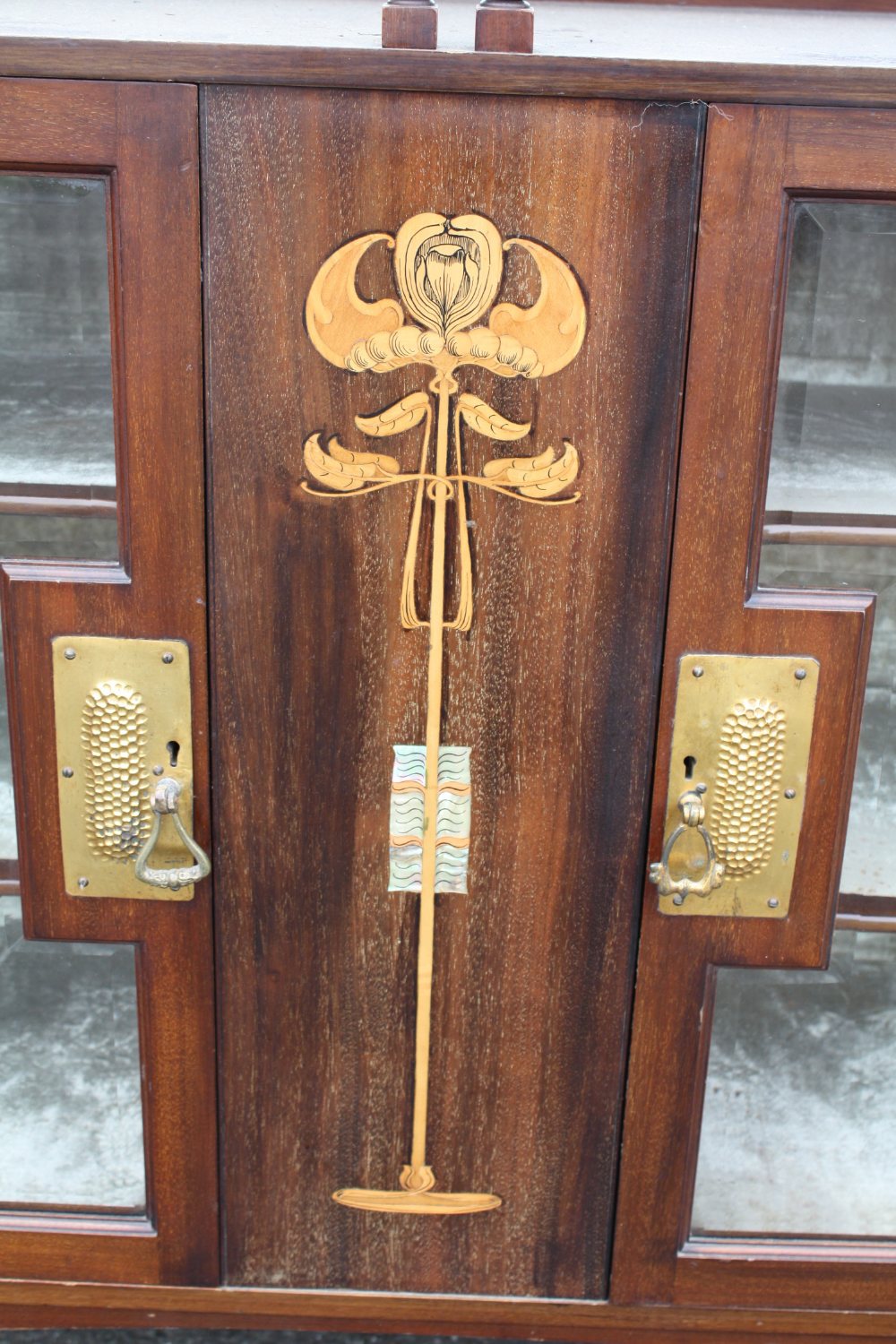 AN ART NOUVEAU MAHOGANY INLAID DISPLAY CABINET IN THE STYLE OF SHAPLAND AND PETTER, the upper - Image 3 of 14