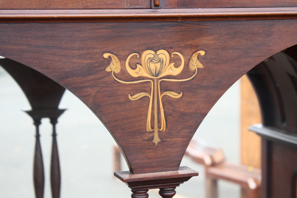 AN ART NOUVEAU MAHOGANY INLAID DISPLAY CABINET IN THE STYLE OF SHAPLAND AND PETTER, the upper - Image 4 of 14