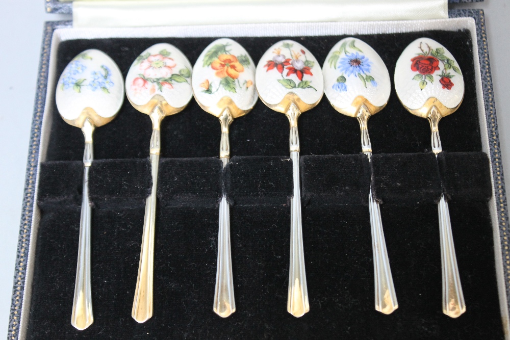 A CASED SET OF HALLMARKED SILVER GILT AND ENAMEL COFFEE SPOONS - BIRMINGHAM 1967, W 15 cm