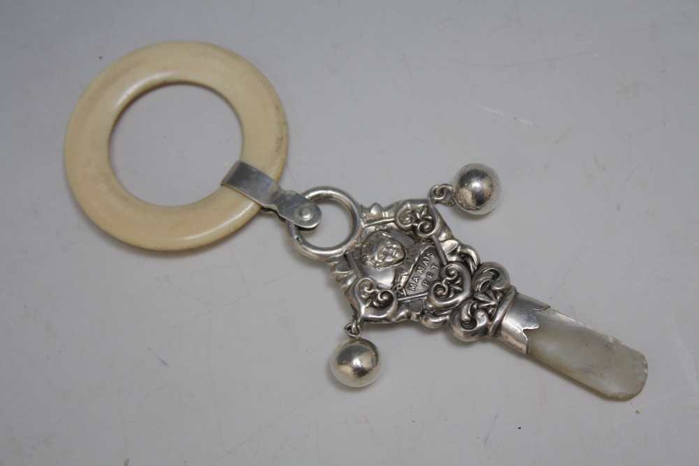 A HALLMARKED SILVER NOVELTY BABY RATTLE WITH IMAGE OF A BOY AND TEXT MAMA'S PET, L 15 cm