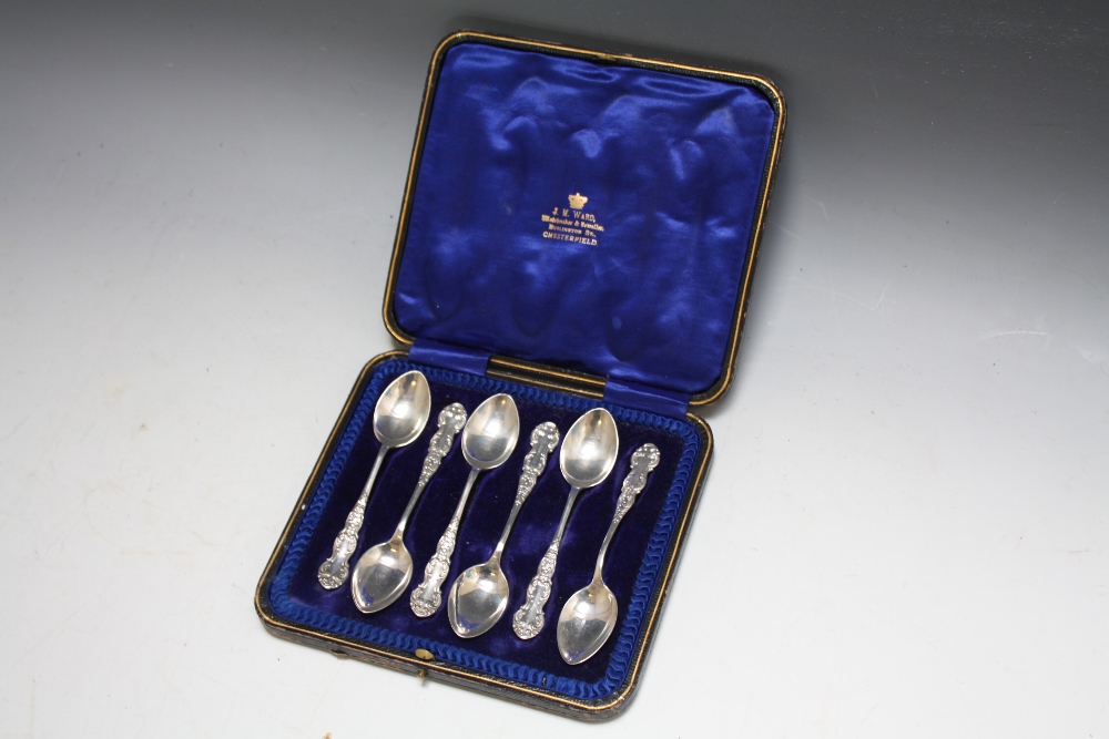 A CASED SET OF HALLMARKED SILVER SPOONS - BIRMINGHAM 1918, W 17.5 cm