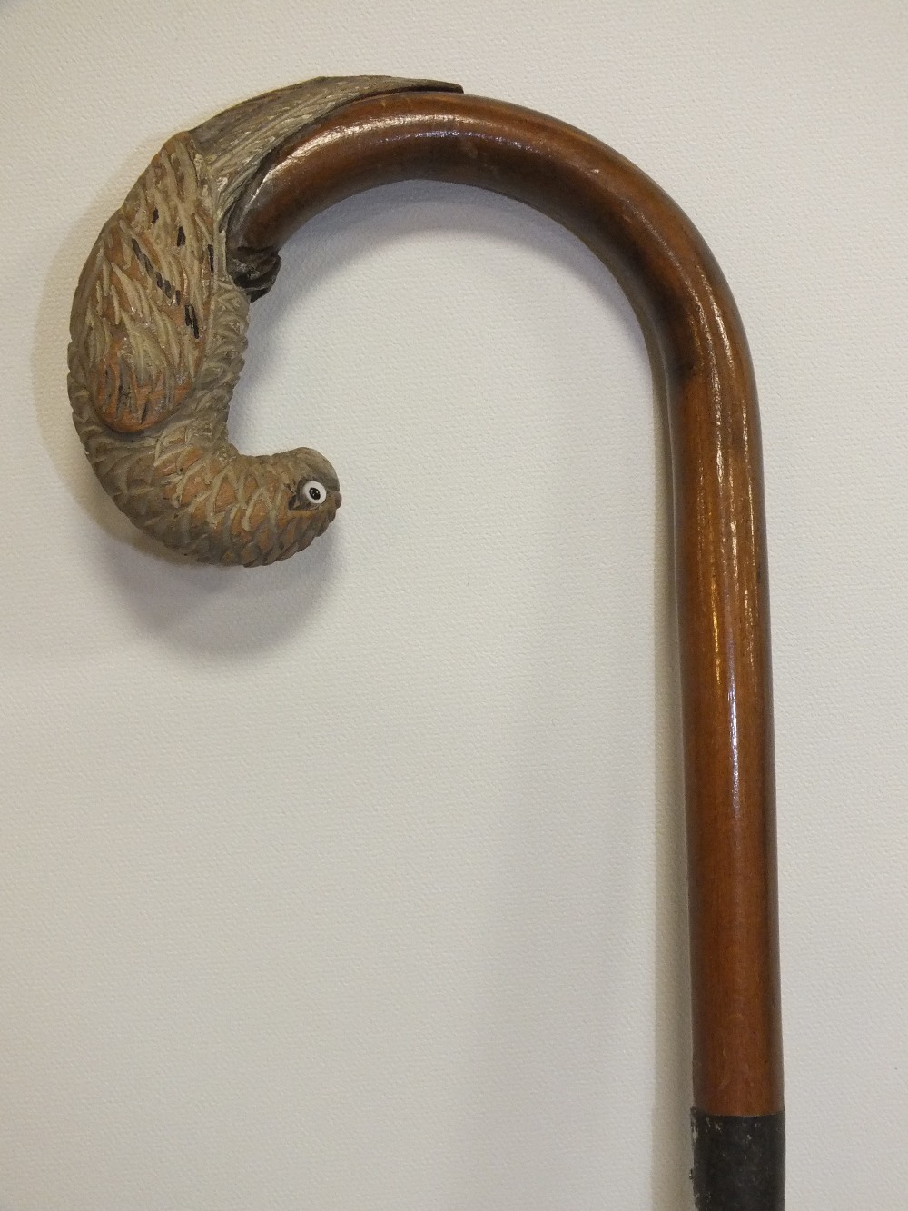 A NOVELTY WALKING CANE WITH CARVED PARROT HANDLE, L 88 cm