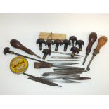 A BOX OF VARIOUS VINTAGE LINE ENGRAVERS TOOLS