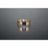 A THREE STONE SAPPHIRE AND DIAMOND RING, set in unmarked yellow metal, each diamond being an