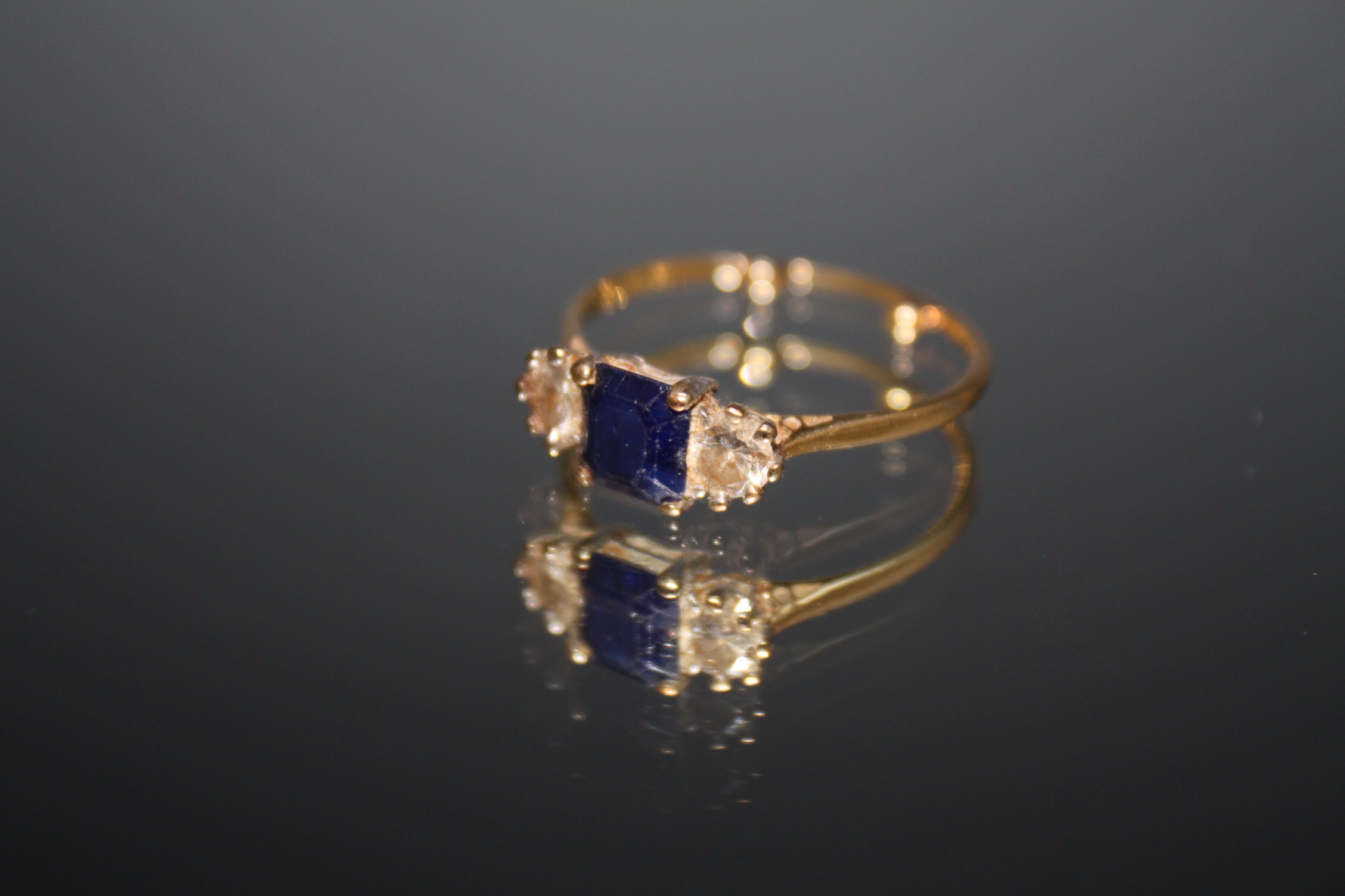A THREE STONE SAPPHIRE AND DIAMOND RING, set in unmarked yellow metal, each diamond being an - Image 2 of 2