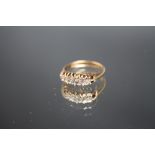 A HALLMARKED 18 CARAT GOLD FIVE STONE DIAMOND RING, ring size N