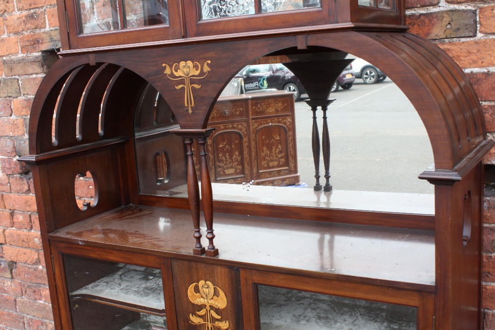 AN ART NOUVEAU MAHOGANY INLAID DISPLAY CABINET IN THE STYLE OF SHAPLAND AND PETTER, the upper - Image 9 of 14