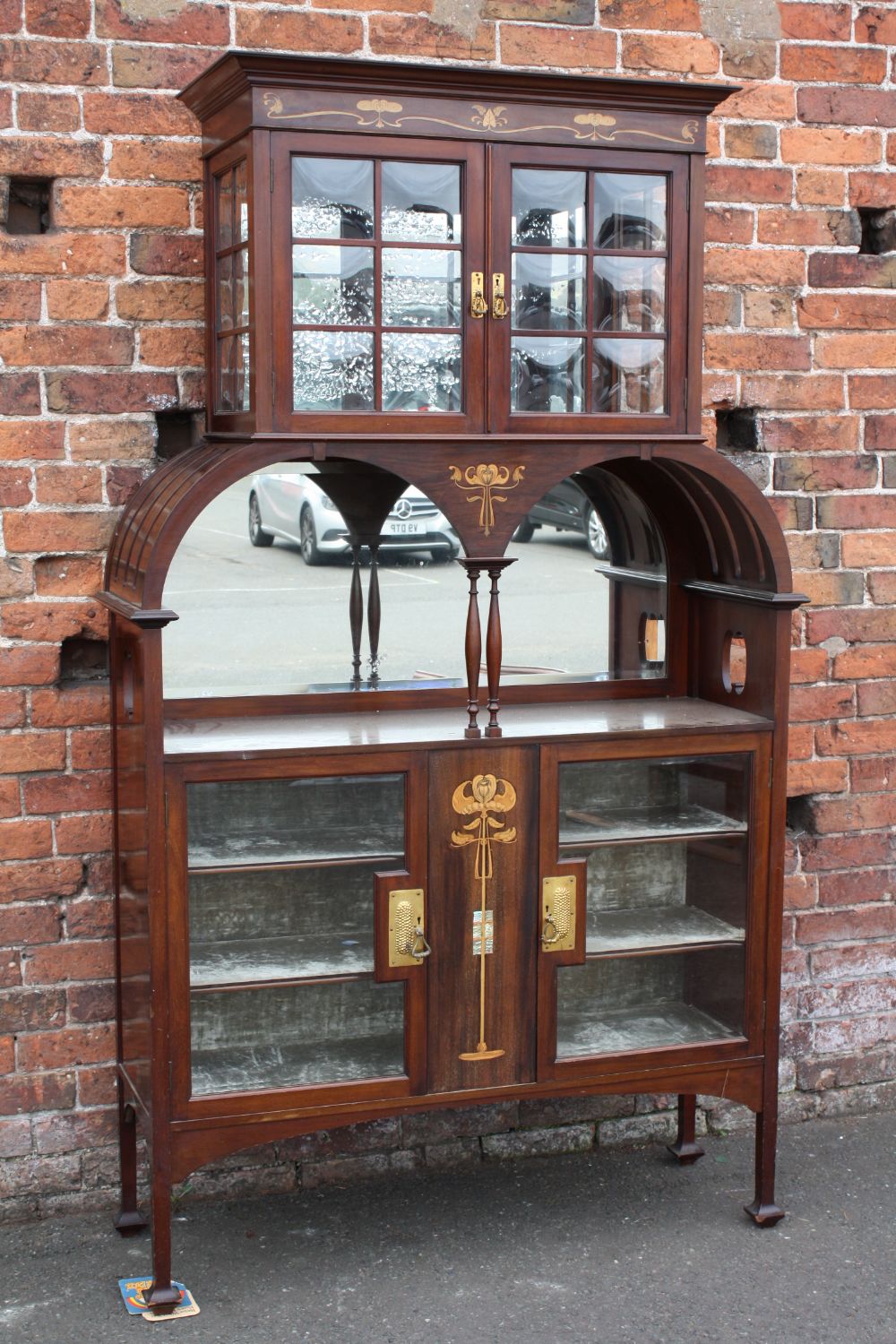 AN ART NOUVEAU MAHOGANY INLAID DISPLAY CABINET IN THE STYLE OF SHAPLAND AND PETTER, the upper