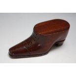 A NOVELTY SHOE SNUFF IN THE FORM OF A LACE UP SHOE, W 11 cm