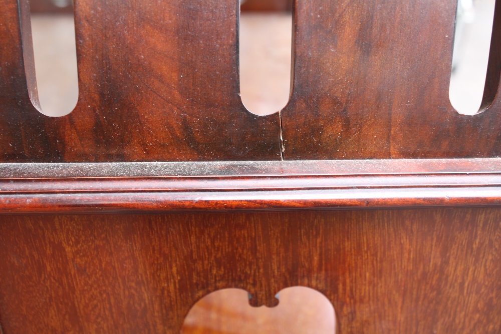 AN ART NOUVEAU MAHOGANY INLAID DISPLAY CABINET IN THE STYLE OF SHAPLAND AND PETTER, the upper - Image 11 of 14