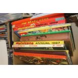 A COLLECTION OF CHILDREN'S ANNUALS TO INCLUDE THE TOPPER 1960, THE BEANO 1961, THUNDERBIRDS,