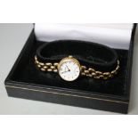 A HALLMARKED 9 CARAT GOLD LADIES ACCURIST WRIST WATCH, complete with box, approx weight 19g, Dia 2