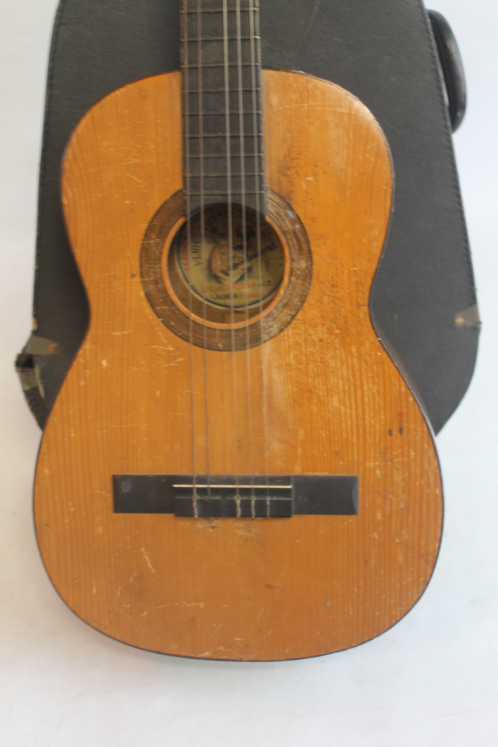 A VINTAGE SPANISH VINCENTE TATAY GUITAR IN CARRY CASE - Image 3 of 5