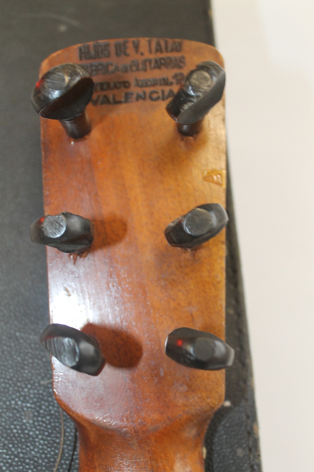 A VINTAGE SPANISH VINCENTE TATAY GUITAR IN CARRY CASE - Image 5 of 5