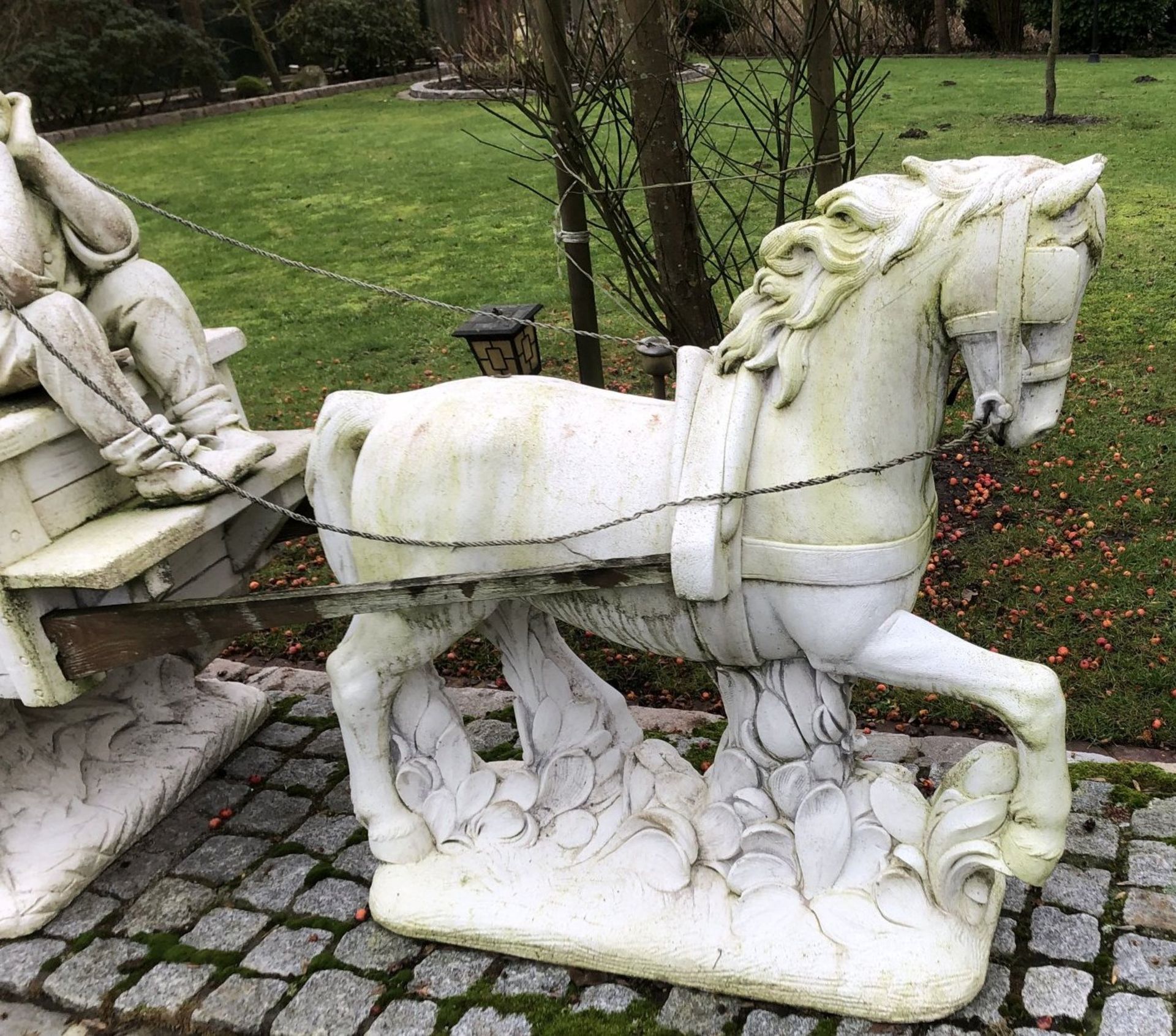 grosse Gartenskulptur, Pferd mit Wagen und Jungenfigur, Waschbeton, div. Fehlteile, Alters-u. - Image 2 of 7