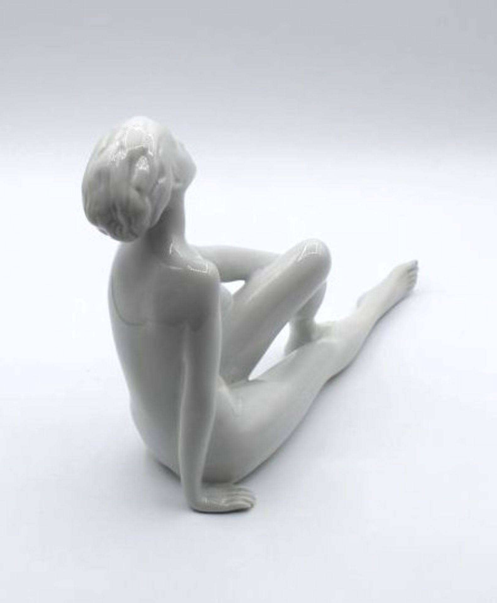 Figur, sitzender weibl. Akt, Royal Dux, Weißporzellan, H-16cm L-21cm. - Bild 2 aus 3