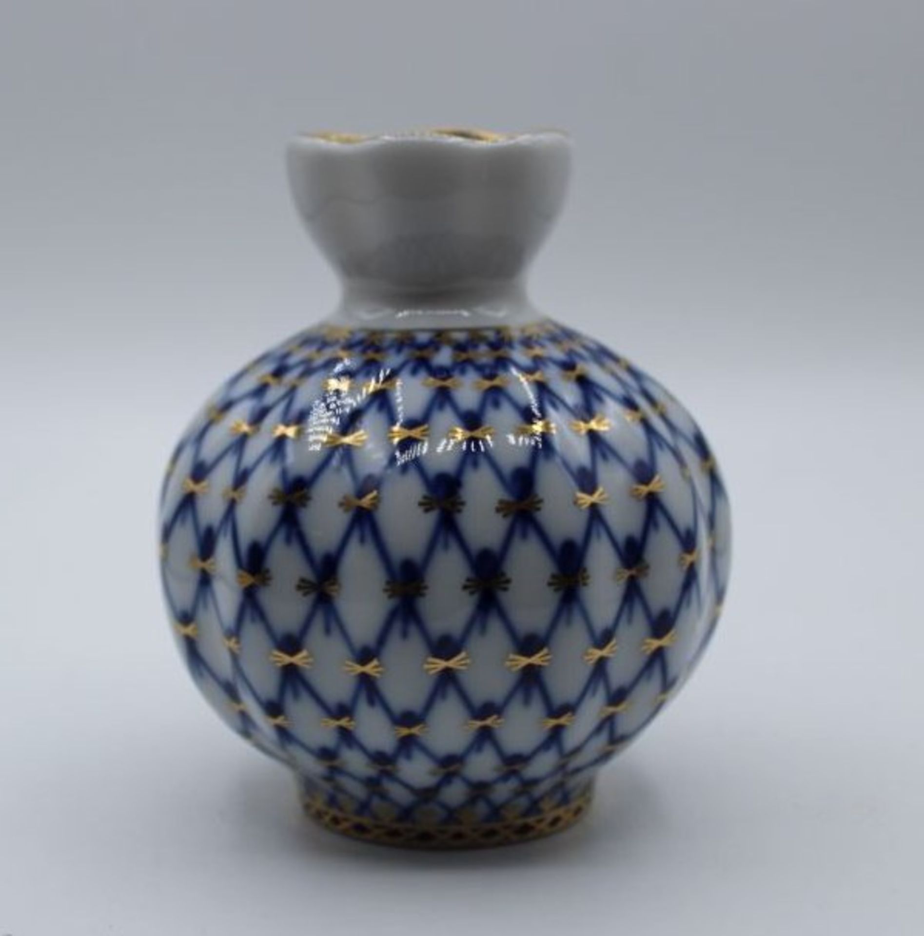 kl. Vase, Lomonossow, Kobaltnetz mit Gold, H-12cm.