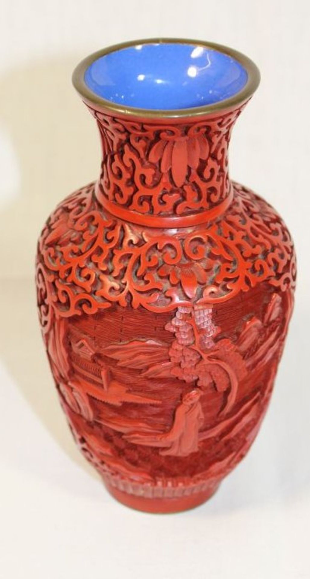 kl. Rotlack-Vase, China, innen emailliert, H-15cm. - Bild 2 aus 3