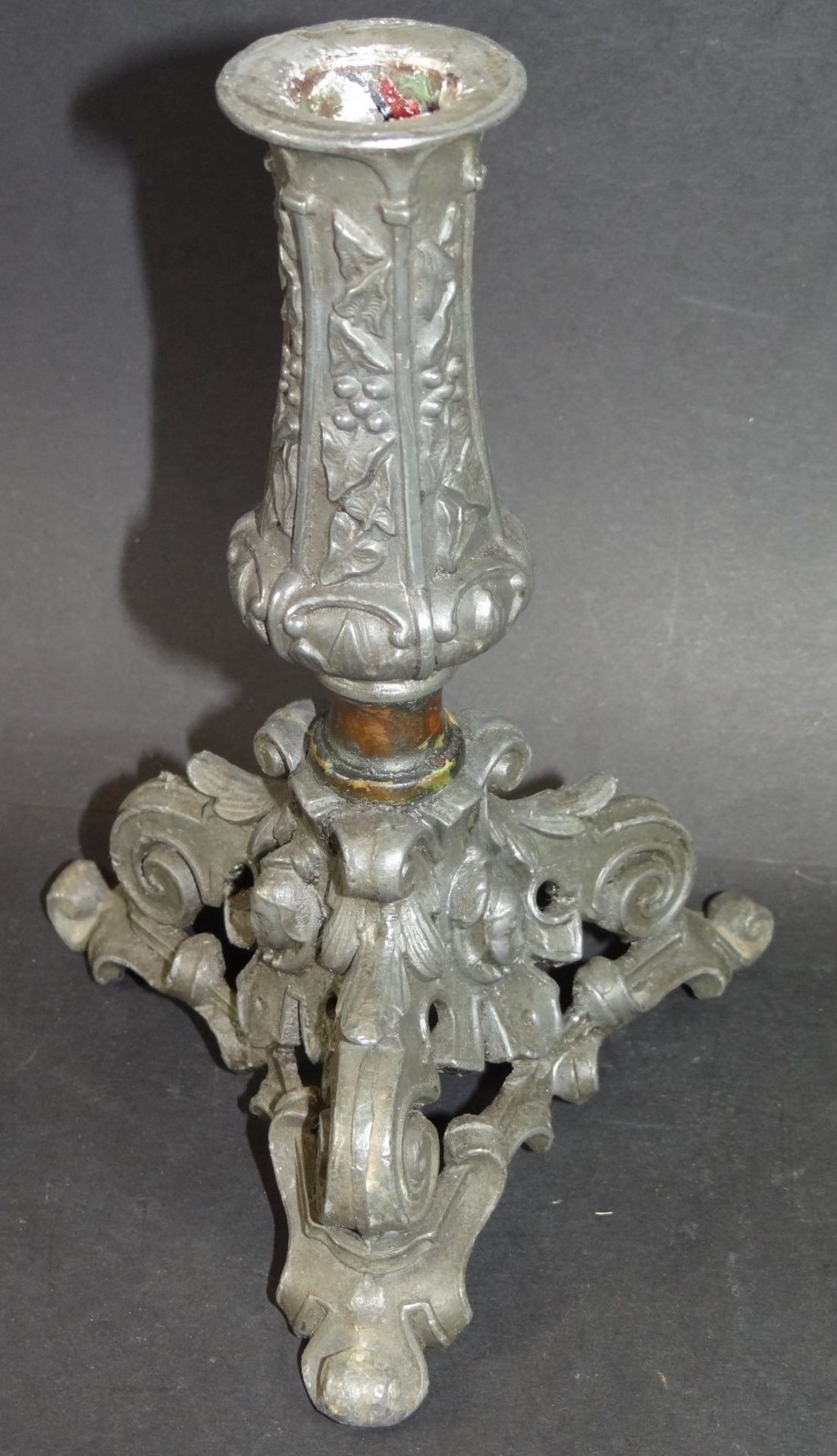 Zinn-Kerzenhalter auf drei Beinen, allseits Puttokopf, H-18 cm