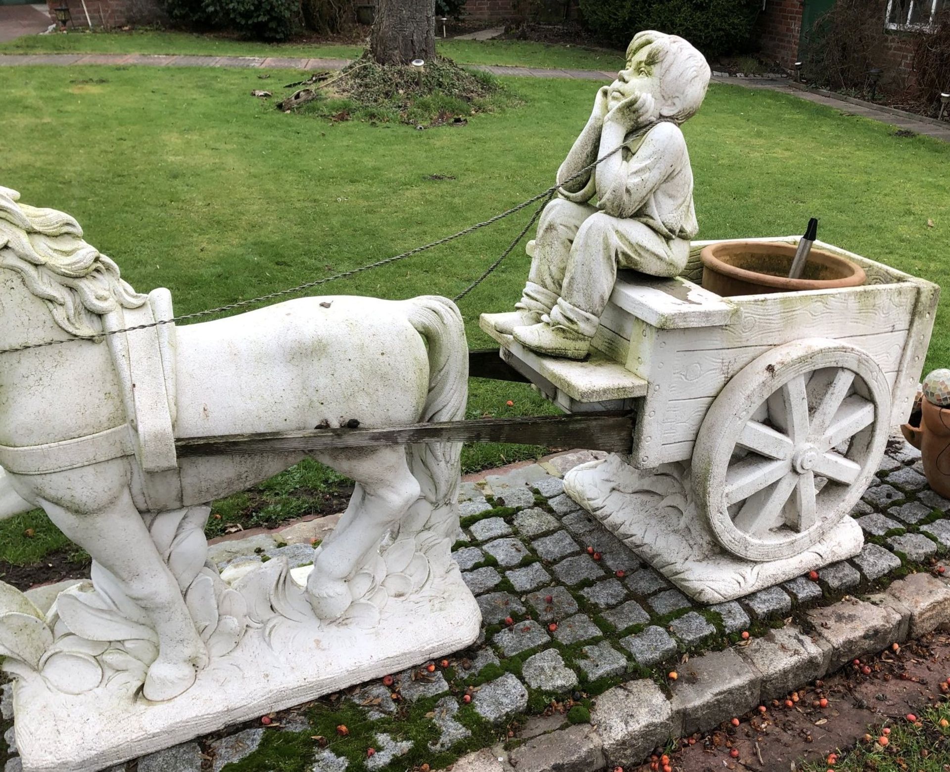 grosse Gartenskulptur, Pferd mit Wagen und Jungenfigur, Waschbeton, div. Fehlteile, Alters-u. - Image 5 of 7