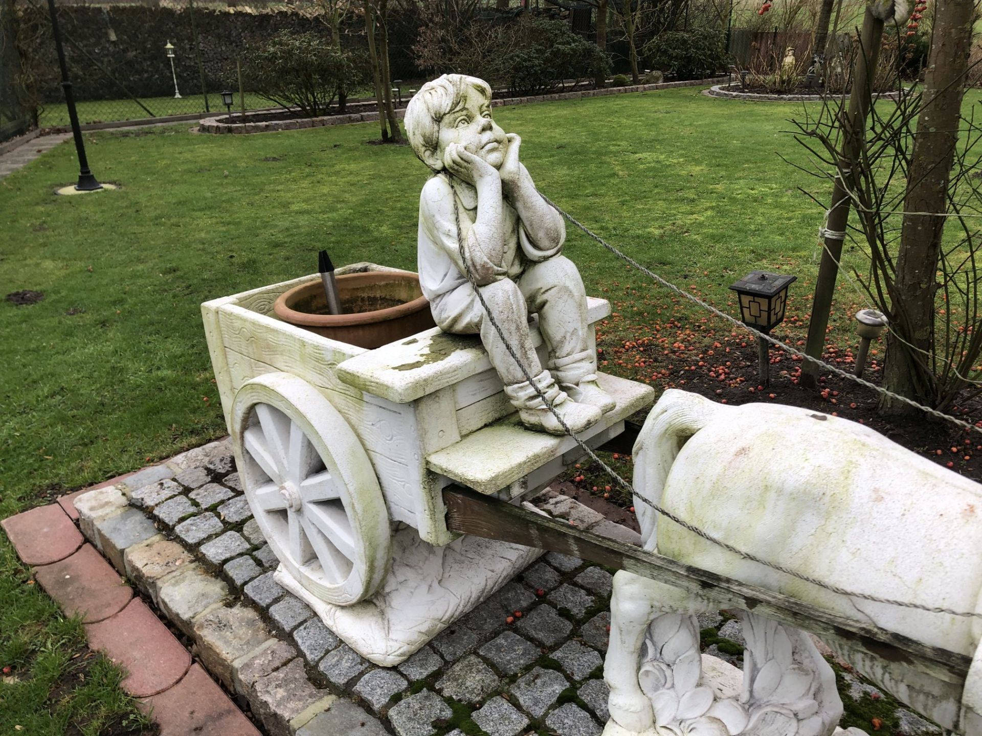 grosse Gartenskulptur, Pferd mit Wagen und Jungenfigur, Waschbeton, div. Fehlteile, Alters-u. - Image 3 of 7