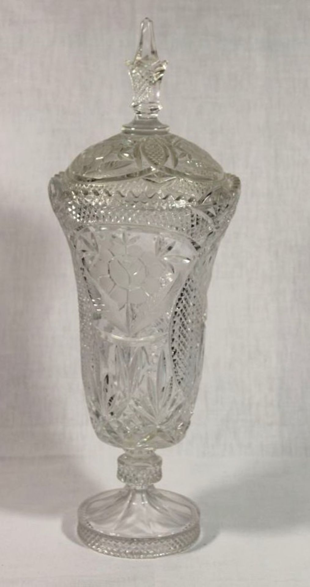 hohe Deckel-Vase, wohl Kristall, beschliffen, H-48cm.