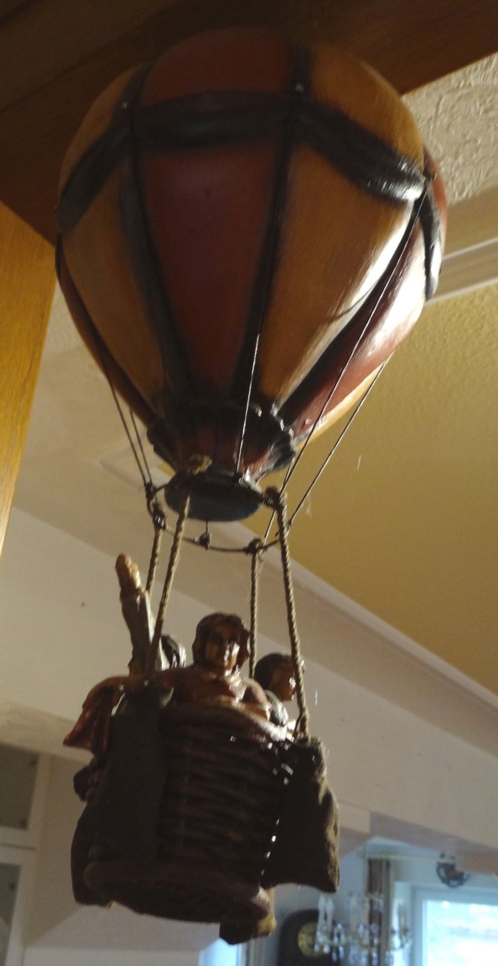 gr. Flugballon mit Korb und Figuren, Holz, neuzeitlich, H-40 cm - Bild 2 aus 3