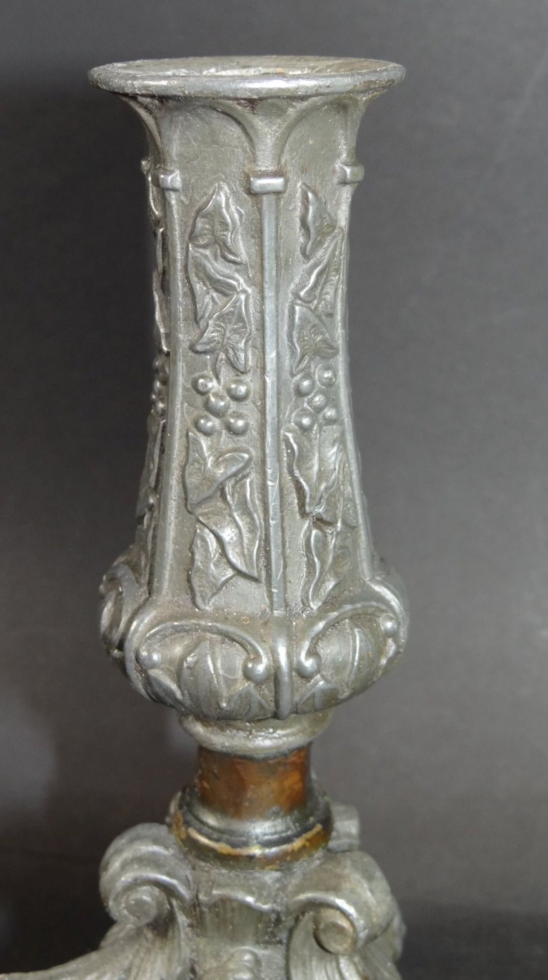 Zinn-Kerzenhalter auf drei Beinen, allseits Puttokopf, H-18 cm - Bild 6 aus 6